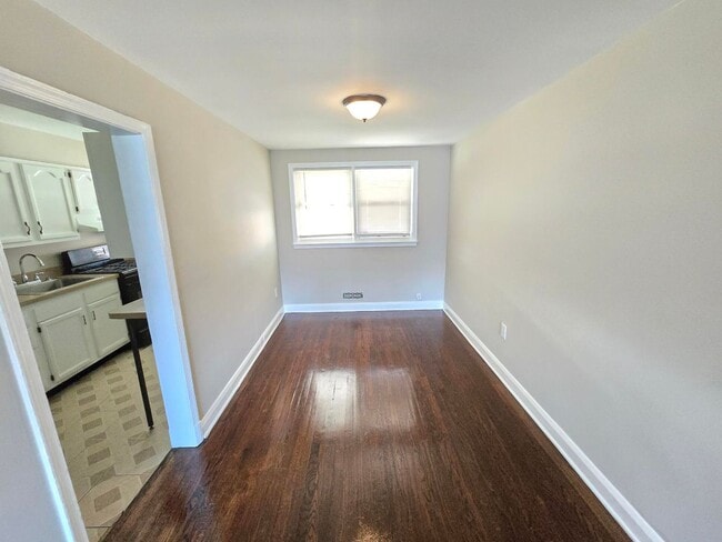 Building Photo - Beautiful 3 Bedroom 1 Bathroom East Baltim...