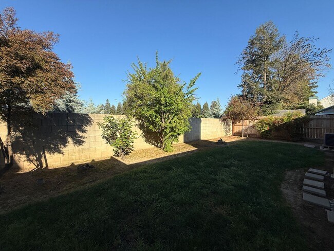 Building Photo - 2 bedroom, 2-bathroom home plus den/office in Fresno, CA!