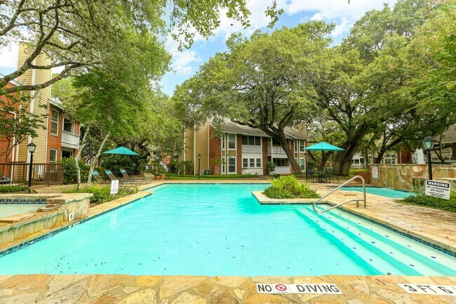 Building Photo - 2Bd Condo in Gated Community! Available November!