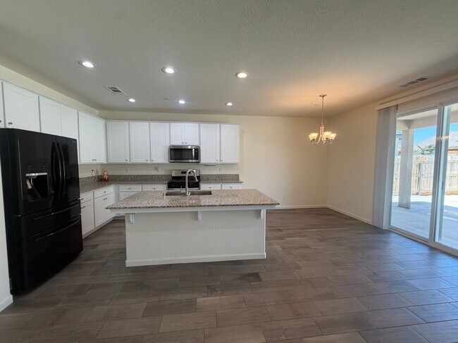 Building Photo - 2042 Sherbrook Ave