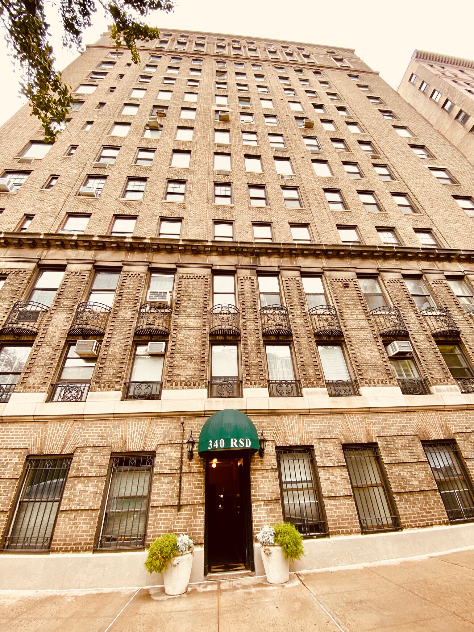 Building Photo - 340 Riverside Dr