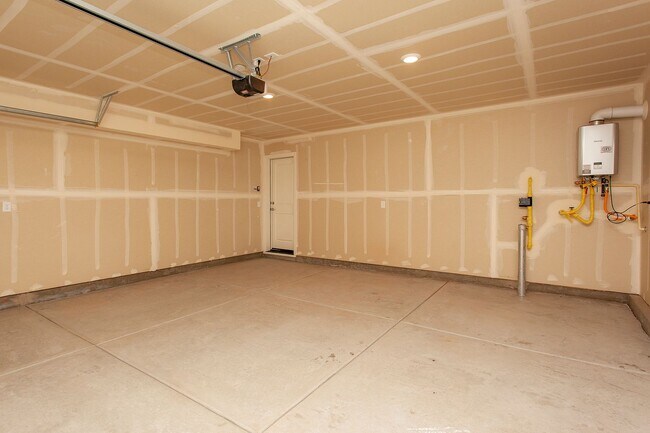 Building Photo - 8981 Quail Fls Dr