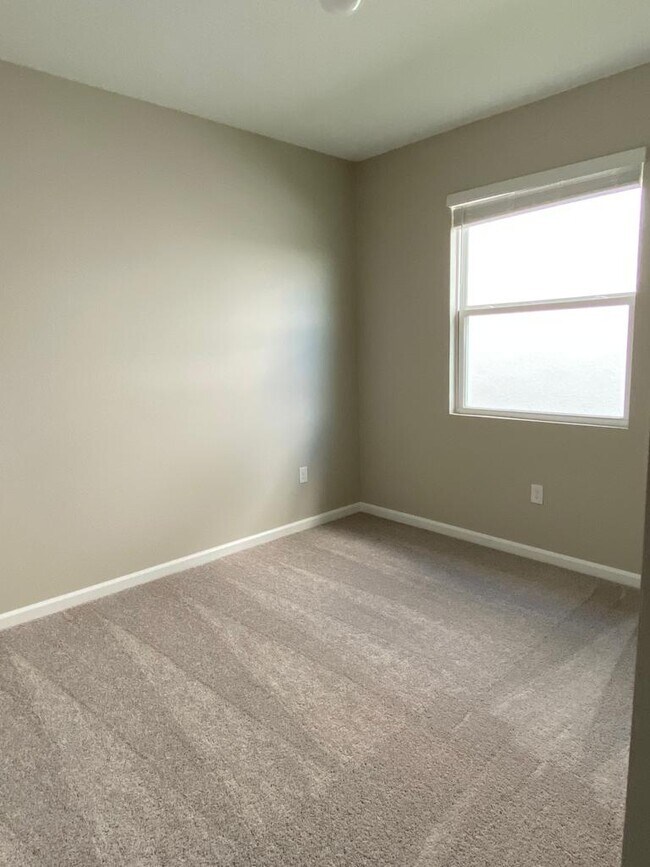 Building Photo - 308 Lake Smart Cir