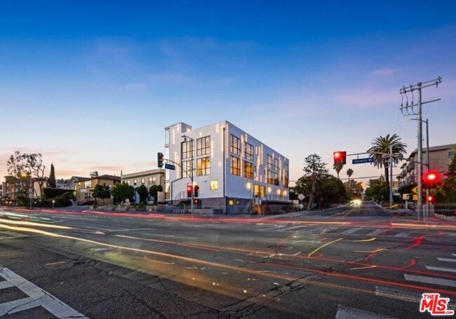 Building Photo - 307 N Wilton Pl