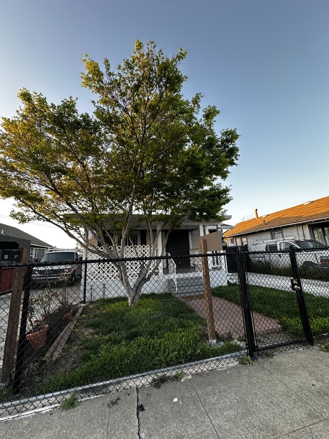 Building Photo - 1111 87th Ave