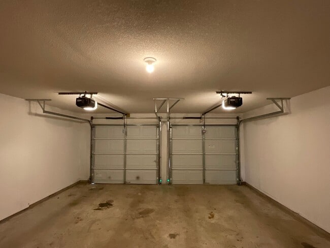 Building Photo - *NOW AVAILABLE* Absolutely Gorgeous 2 Bedr...