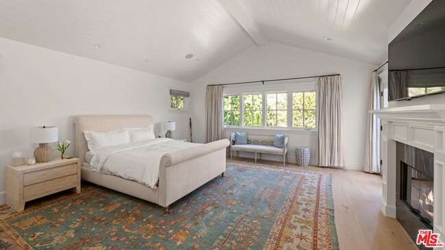 Building Photo - 146 N Carmelina Ave