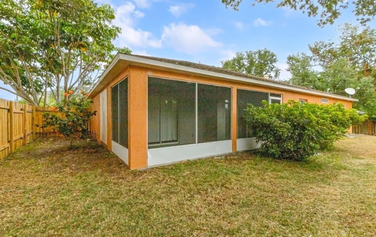 Lanai - 1706 Apache St NE