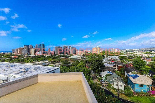 Building Photo - 2 bedroom, 1 bath unit with 1 parking stal...