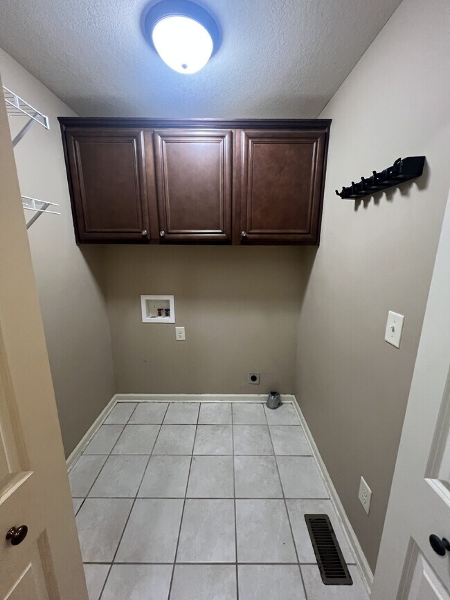 Building Photo - 3462 Southwood Dr