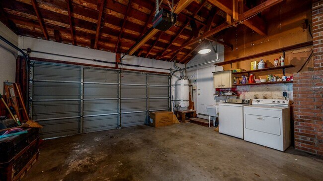 Building Photo - Beautiful Light & Bright Single Level 3 Be...