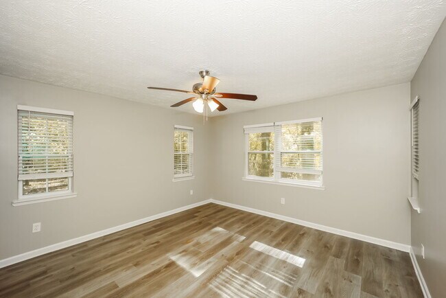 Building Photo - 540 Hillsdale Dr