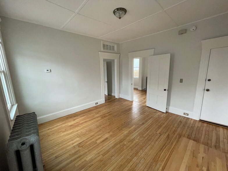 Living room. - 18 North St