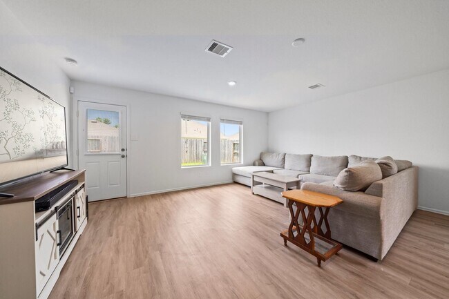 Building Photo - 18107 Rockvine Dr