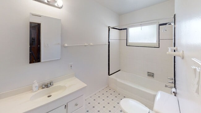 Building Photo - Looking for space, look no further!