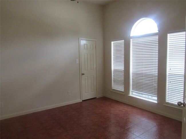 Building Photo - 2611 Colony Haven Cir