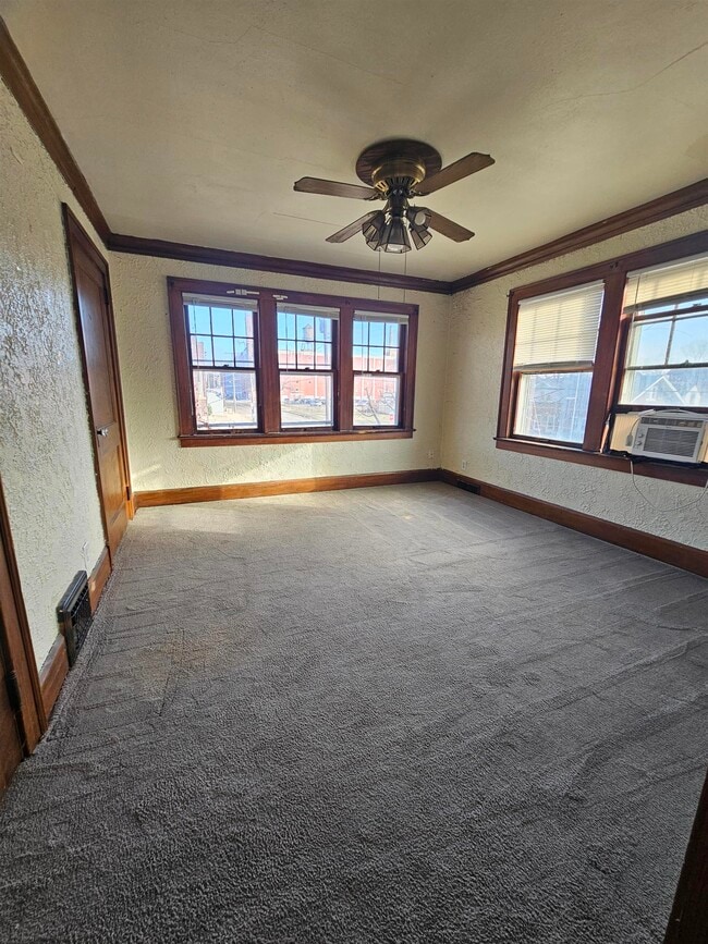 Building Photo - 914 18th Ave