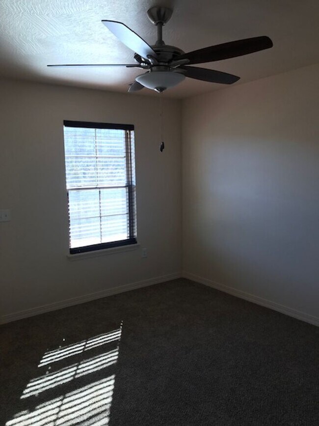 Building Photo - 3 Bedroom 2 Bath 2 Car Garage For Rent in Branson MO