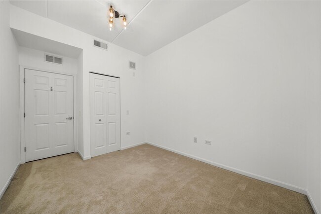 Building Photo - 873 N Larrabee St