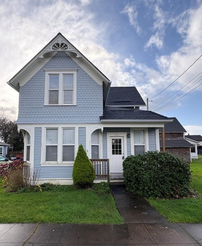 Building Photo - 405 Spruce St E