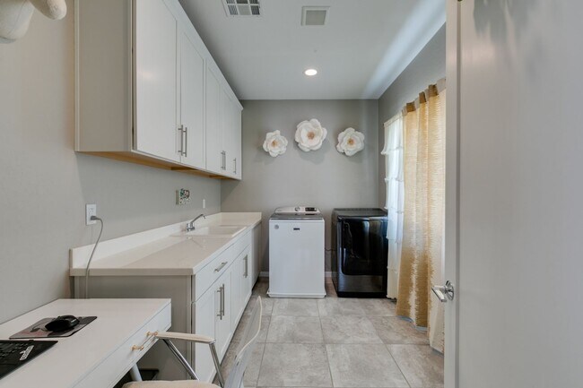 Building Photo - Luxury Rental with Mountain Views in Gated Henderson Community