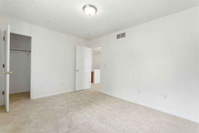 Building Photo - 3-bed + office, 2-bath home, minutes to Denver and close to outdoor recreation areas