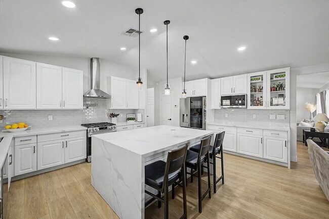 Building Photo - 8352 W San Juan Ave