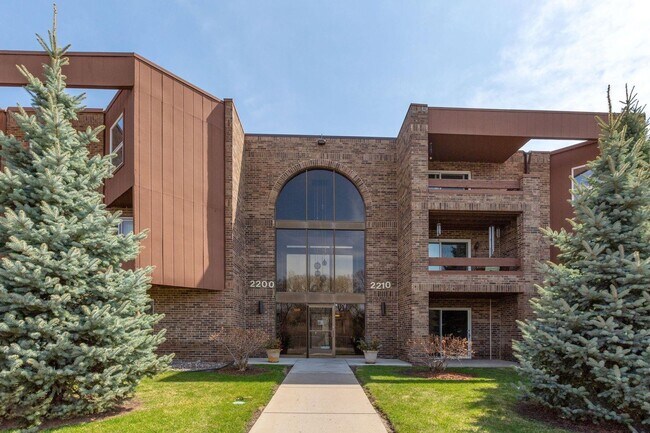 Building Photo - Large 1BR Condo with Patio, Heated Parking, Pool, Sauna & Tennis Courts!