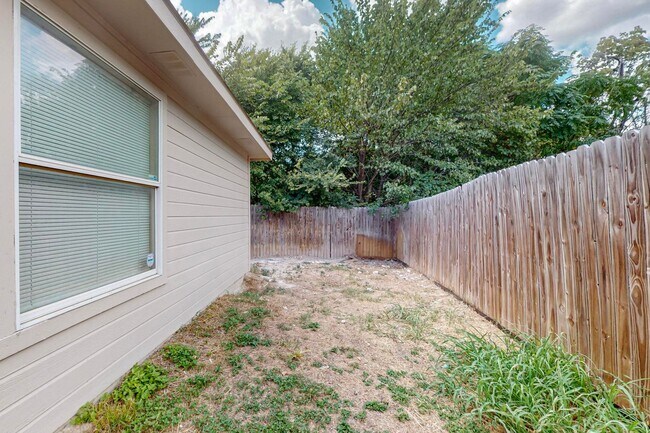 Building Photo - Charming 3-Bedroom Home on Treed Cul-de-Sa...