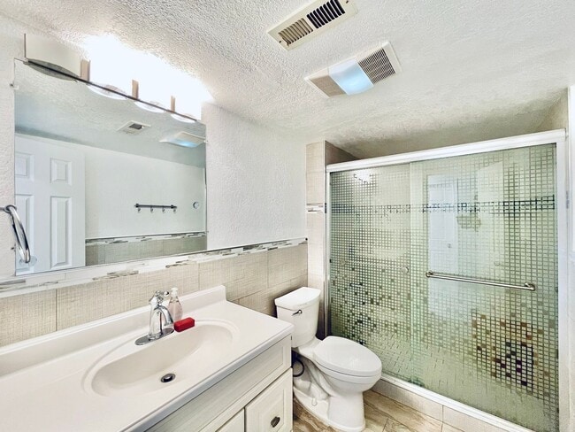 Building Photo - Beautifully Renovated 5 Bedroom House with Large Yard!