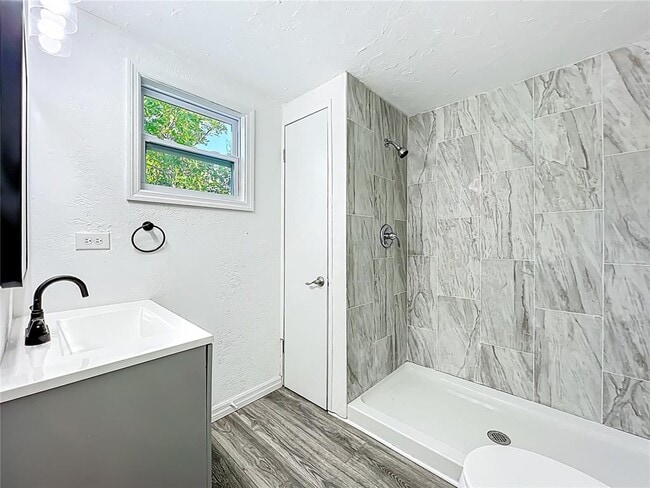 Building Photo - 317 Jessica St S