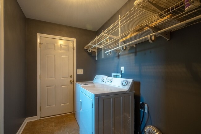 Building Photo - Cute home in Burlington with a fenced in b...