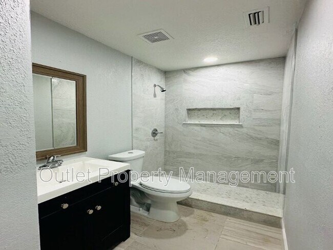 Building Photo - 2432 NE 28th St