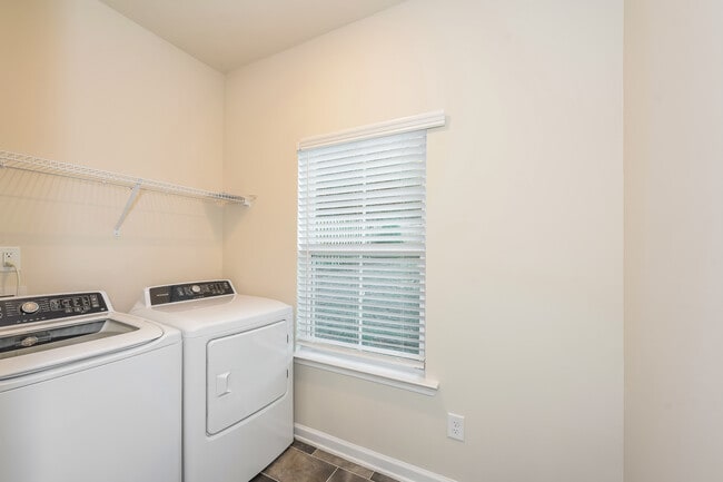 Building Photo - 304 High Grv Wy