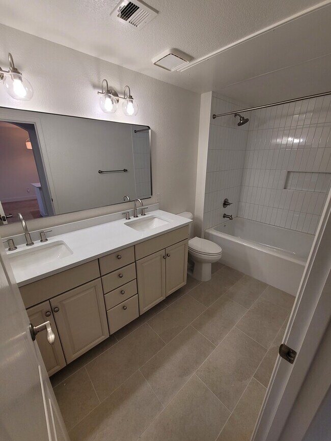Building Photo - Remodeled 1/1 for rent near Camelback & 36th St.