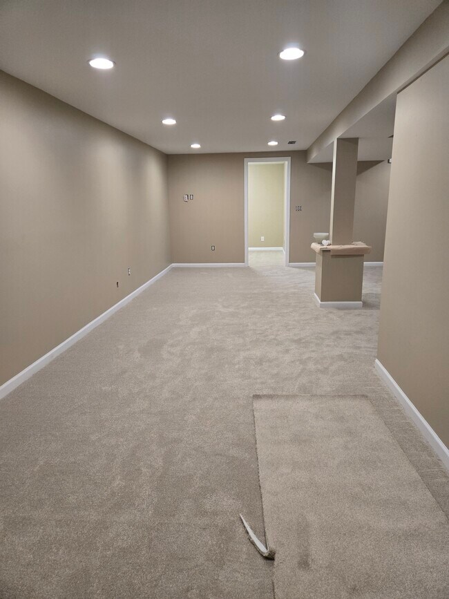 Building Photo - 2125 Hollywood Blvd