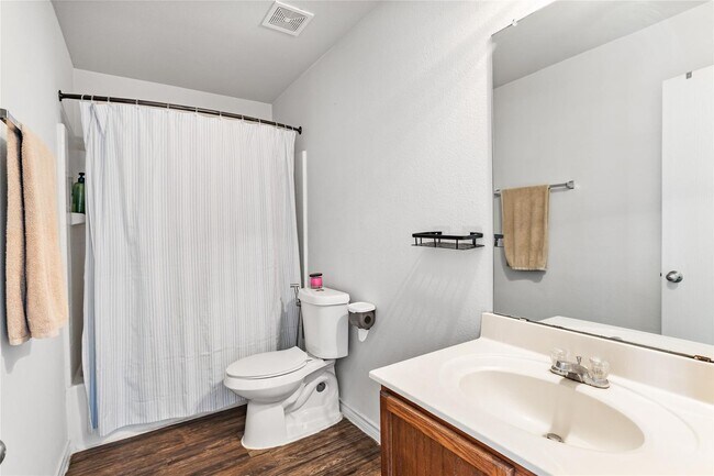 Building Photo - Spacious 3 Bedroom, 2.5 Bath Home Ready fo...