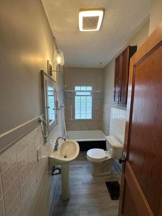 Building Photo - 890 E Livingston Ave