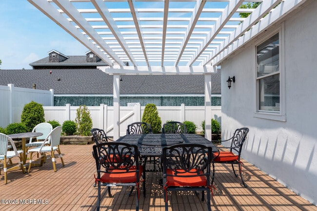 Building Photo - 512 Main Ave