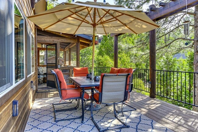 Building Photo - 2 Bedroom Home Tucked away in the Sierras