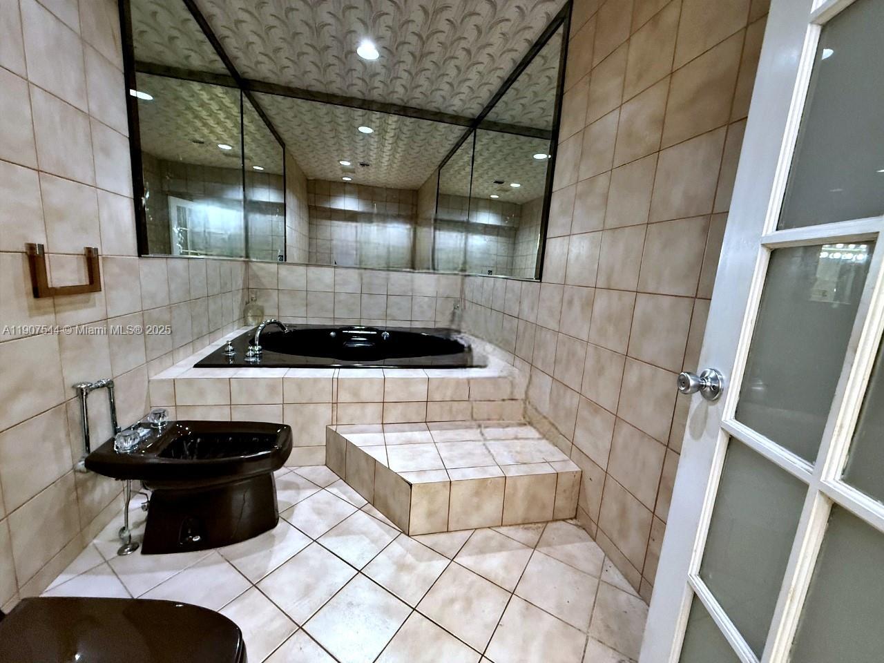 Building Photo - 1915 Country Club Prado