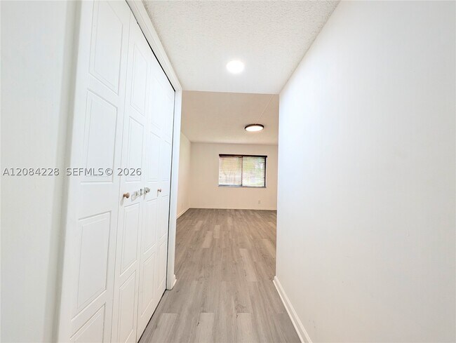 Building Photo - 310 Lakeview Dr