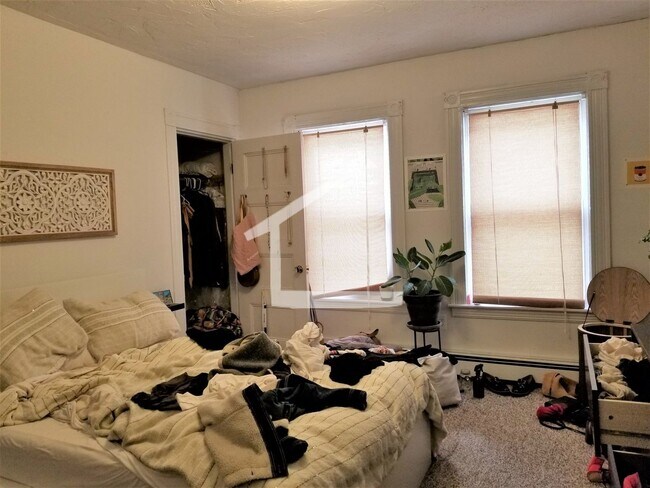Building Photo - Awesome 3bed 1 bath Duplex in Brighton...