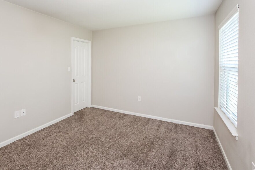 Building Photo - 2860 Meadow Creek Dr