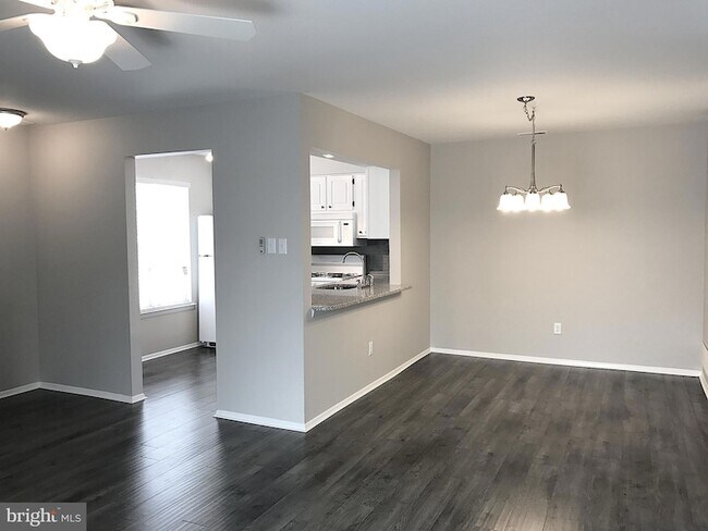 Building Photo - 560 Shetland Ct