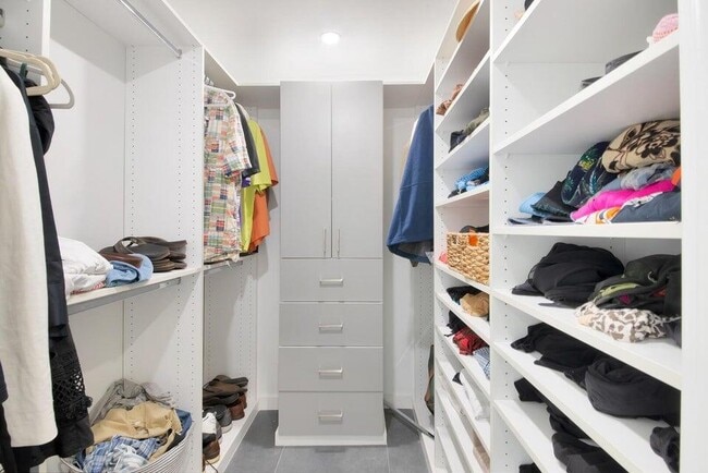 Building Photo - 2881 NE 33rd Ct