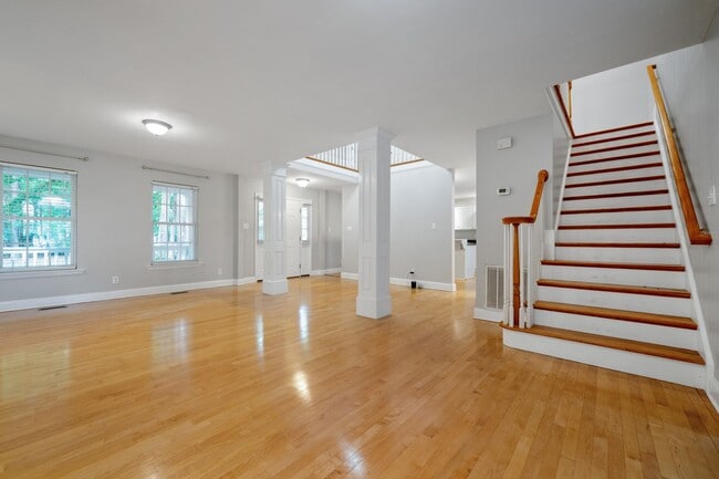 Building Photo - 3 bed, 3.5 bath with expansive deck and fe...