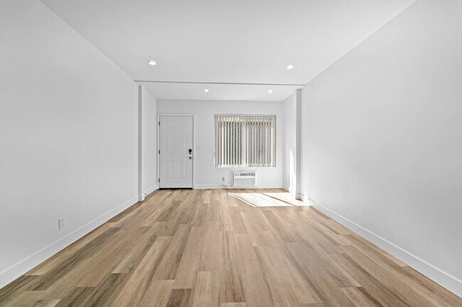 Building Photo - 1240 W 29th St