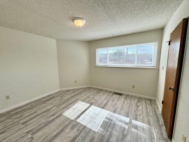 Building Photo - Newly Renovated Home Located in Seaside!
