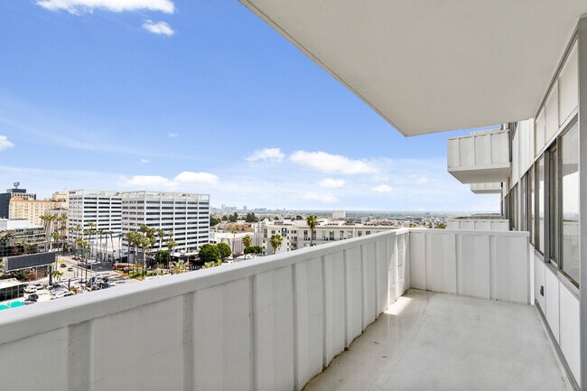 Building Photo - 7135 Hollywood Blvd